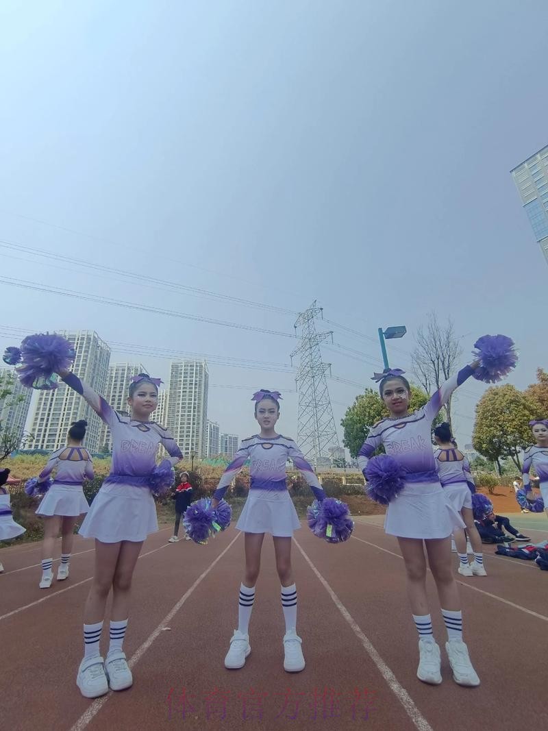 广州男篮啦啦队社媒分享舞蹈：下班也要做可可爱爱的小女孩～