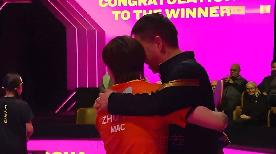 朱雨玲发球罕见失误！夺冠和教练暖心拥抱，张禹珍抱怨灯光晃眼